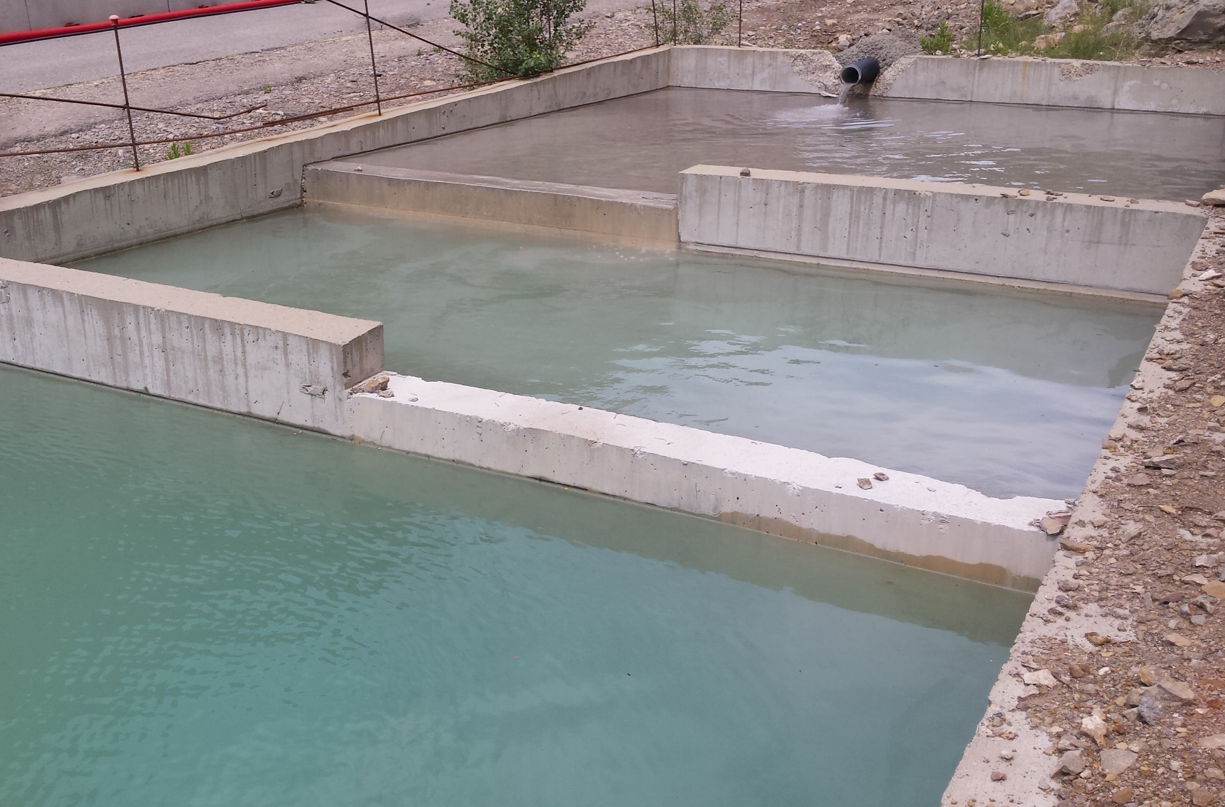 The use of these ponds makes it possible for suspended solids to be deposited before the water is discharged into the river