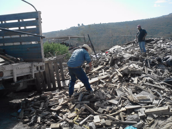 Donación de leña y madera a pobladores