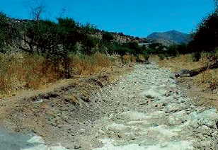 Lecho del estero Las Chilcas, totalmente seco. Lecho del estero Las Chilcas, totalmente seco.