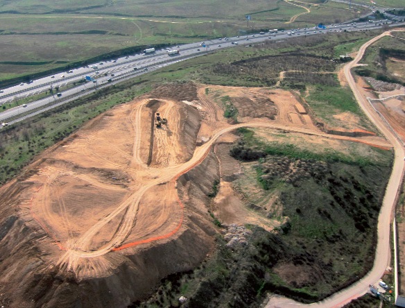 Máquinas extrayendo tierra para los rellenos de la cimentación. Máquinas extrayendo tierra para los rellenos de la cimentación.
