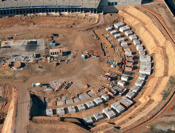 The definitive solution for fitting the foundation pile was to dig a trench to ensure that the work could be executed correctly