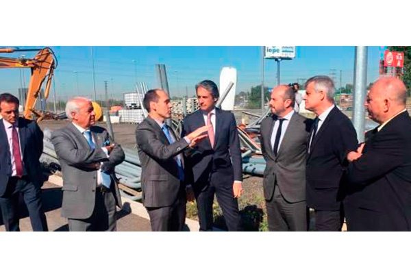 El ministro de Fomento presenta las obras de ampliación de carriles de la autovía A-5, en Móstoles (Madrid)