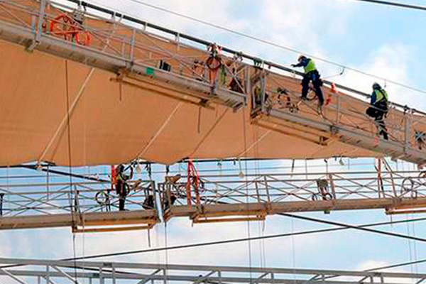 FCC Construcción comienza la colocación de la membrana del Wanda Metropolitano