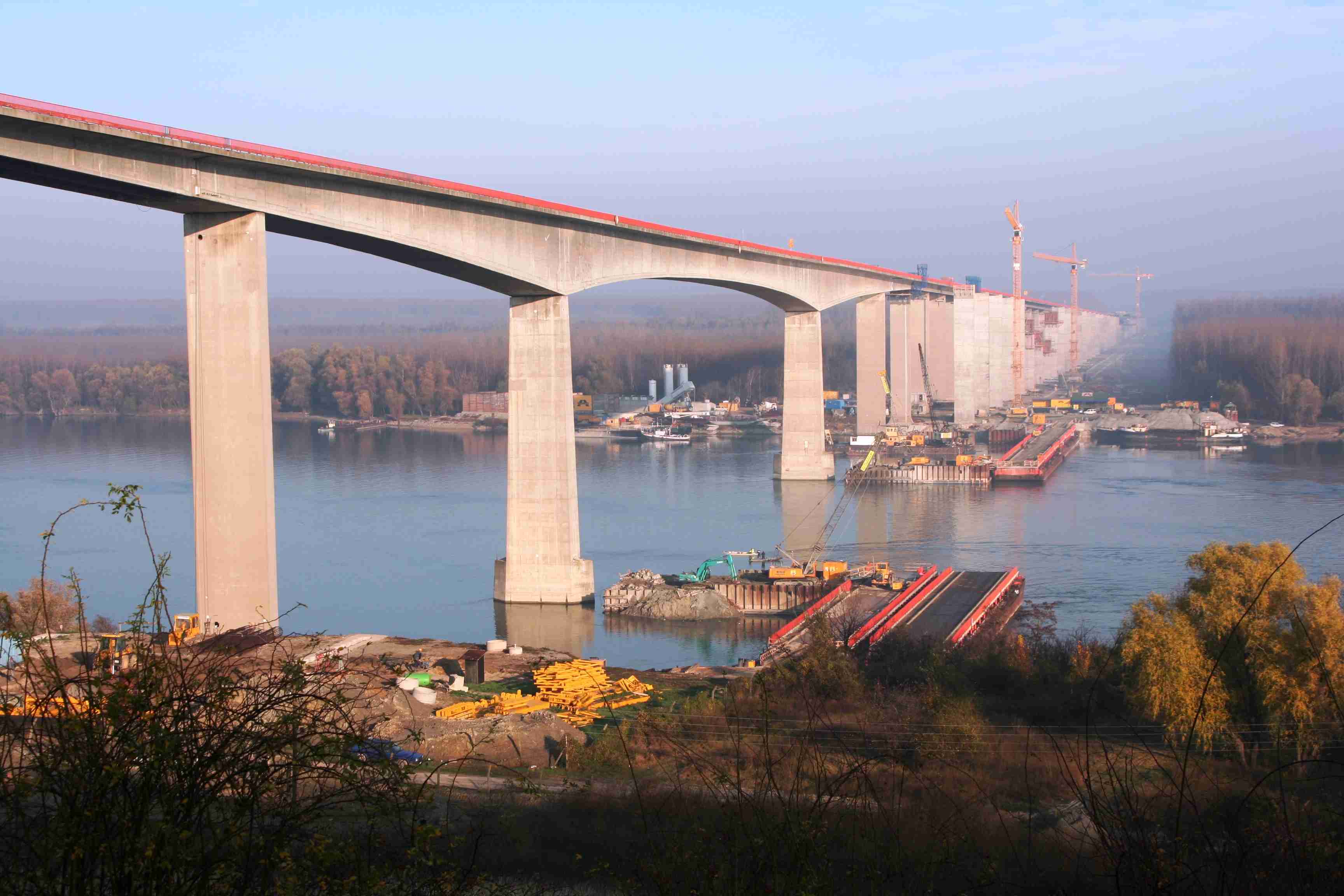 El puente Beska sobre el Danubio