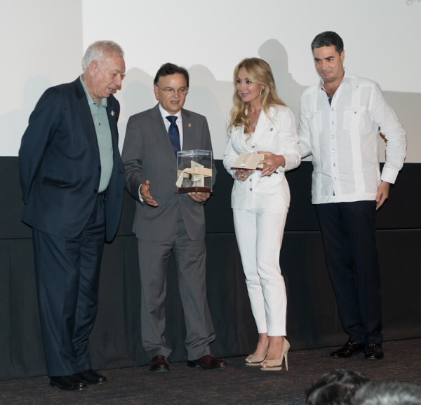 Esther Alcocer Koplowitz recibe el Premio CEAL