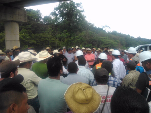 Apoyo a las comunidades cercanas a la Autopista Nuevo Necaxa- Tihuatlán