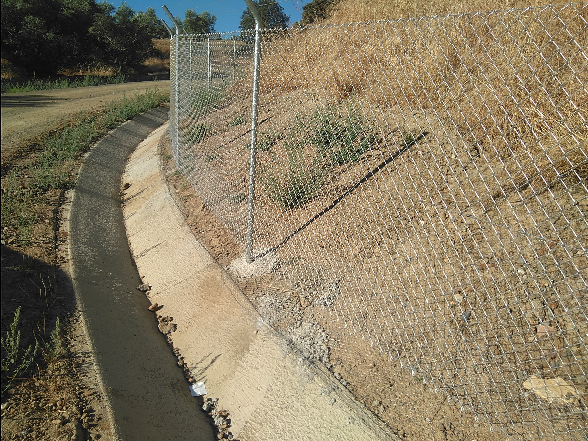 Perimeter fence to avoid the entry of small mammals