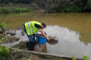 Medición del flujo del rio Medición del flujo del rio