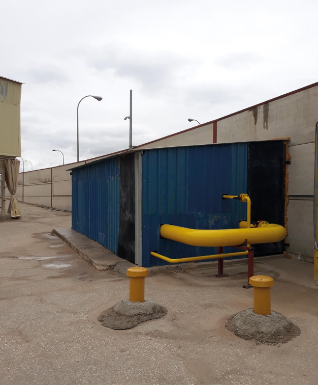 Natural gas supply pipes in the agglomerate manufacturing plant in Vicálvaro.