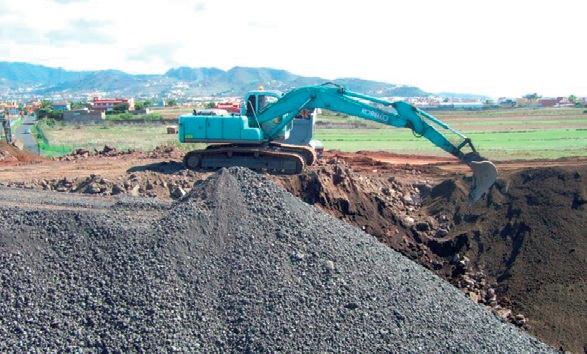 Stockpiled milled asphalt agglomerate.