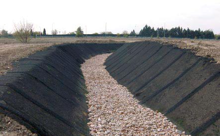 Encauzamiento del arroyo de Rejas, con gravas en el fondo del canal y taludes recubiertos de geomalla hidrosembrada.