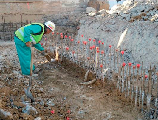 Cleaning the mud mixed with bentonite from the adjacent screen walls.