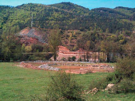 Vista de detalle de las balsas de sedimentación en serie construidas en el margen opuesto del río Ter.