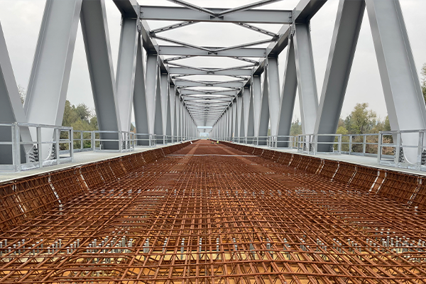 Puente 2. Armado de tablero previo a hormigonado. Proyecto Corredor Ferroviario Paneuropeo IV. Tramo 2B Barzava - Ilteu