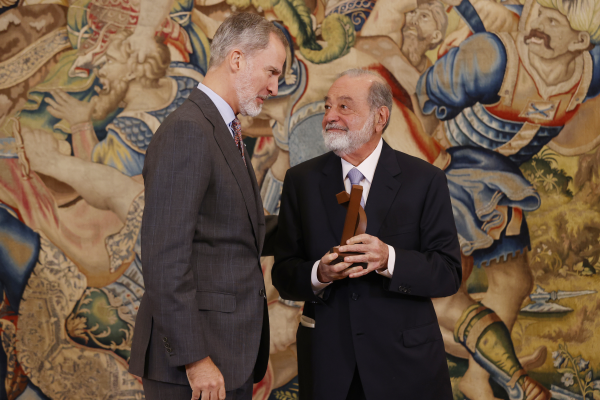 The King presents engineer Carlos Slim with the 9th Enrique V Iglesias Award