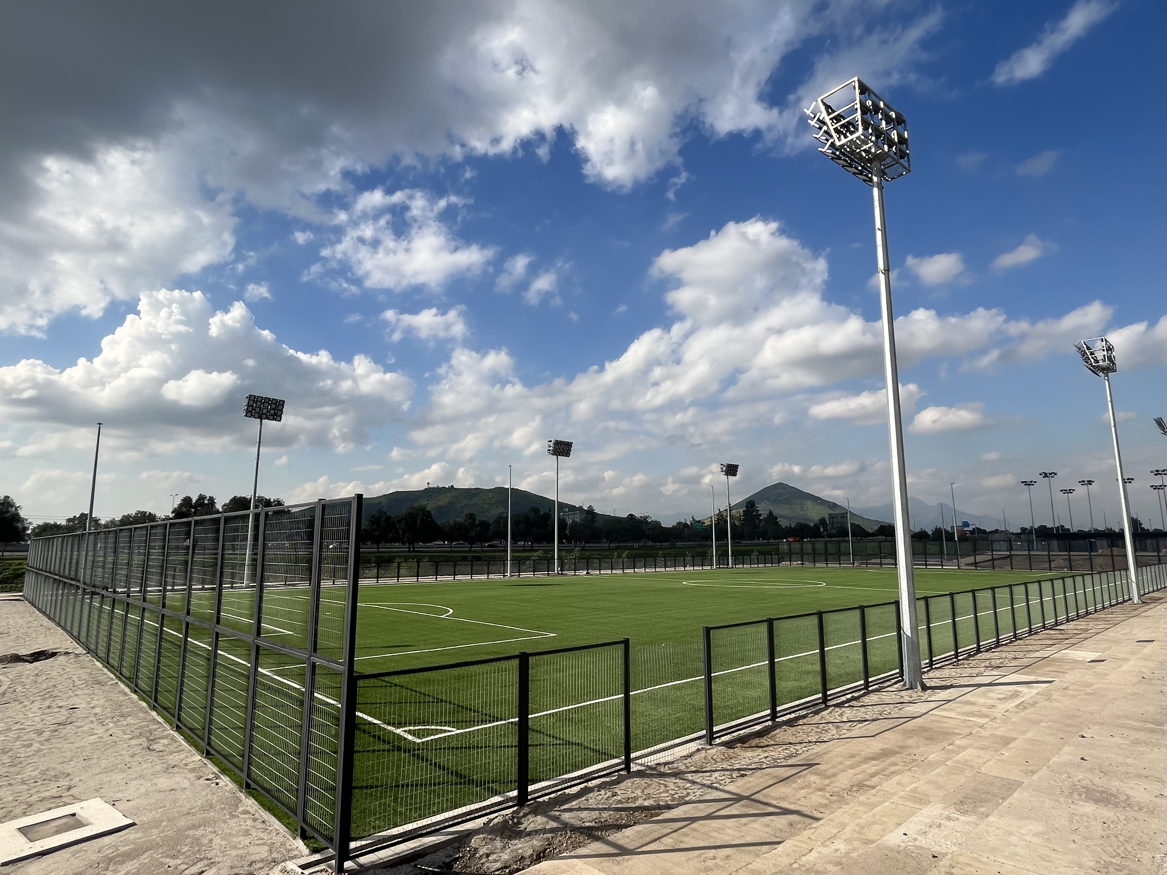 Parque Mapocho Río - campo de fútbol