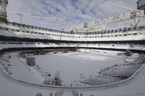 The Mayor of Madrid thanks FCC Construcción and Real Madrid for their involvement in cleaning the streets of Madrid