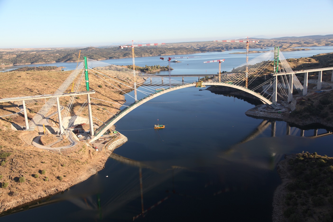 FCC concluye con éxito la última dovela del arco del Viaducto de Almonte en Cáceres