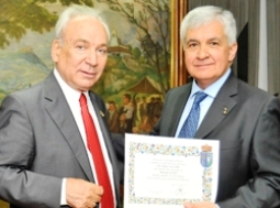 Avelino Acero recibe la Manzana de Oro del Centro Asturiano de Madrid