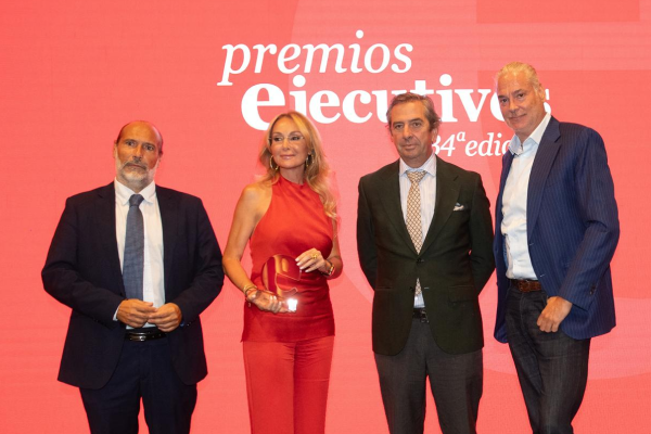 Esther Alcocer Koplowitz, galardonada por la revista Ejecutivos en reconocimiento a su trayectoria profesional