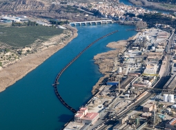 Avanzan los trabajos, realizados por FCC, para descontaminar el embalse de Flix