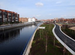 El alcalde de Madrid visita las obras que se realizan en el entorno de Matadero