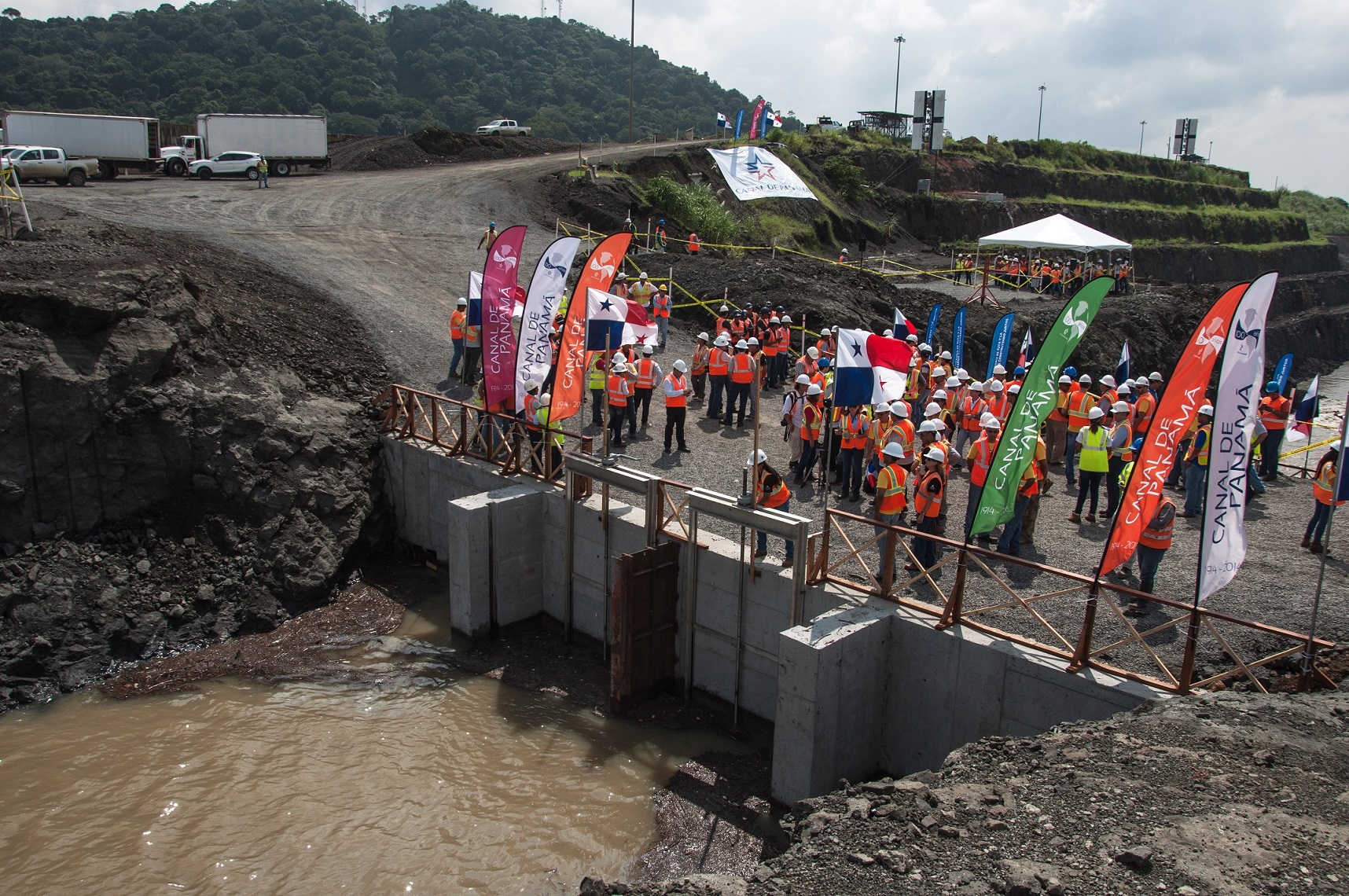 FCC inicia el llenado del nuevo cauce de acceso al Canal ampliado
