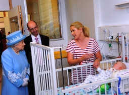 La Reina Isabel II inaugura un hospital construido por FCC en Irlanda del Norte