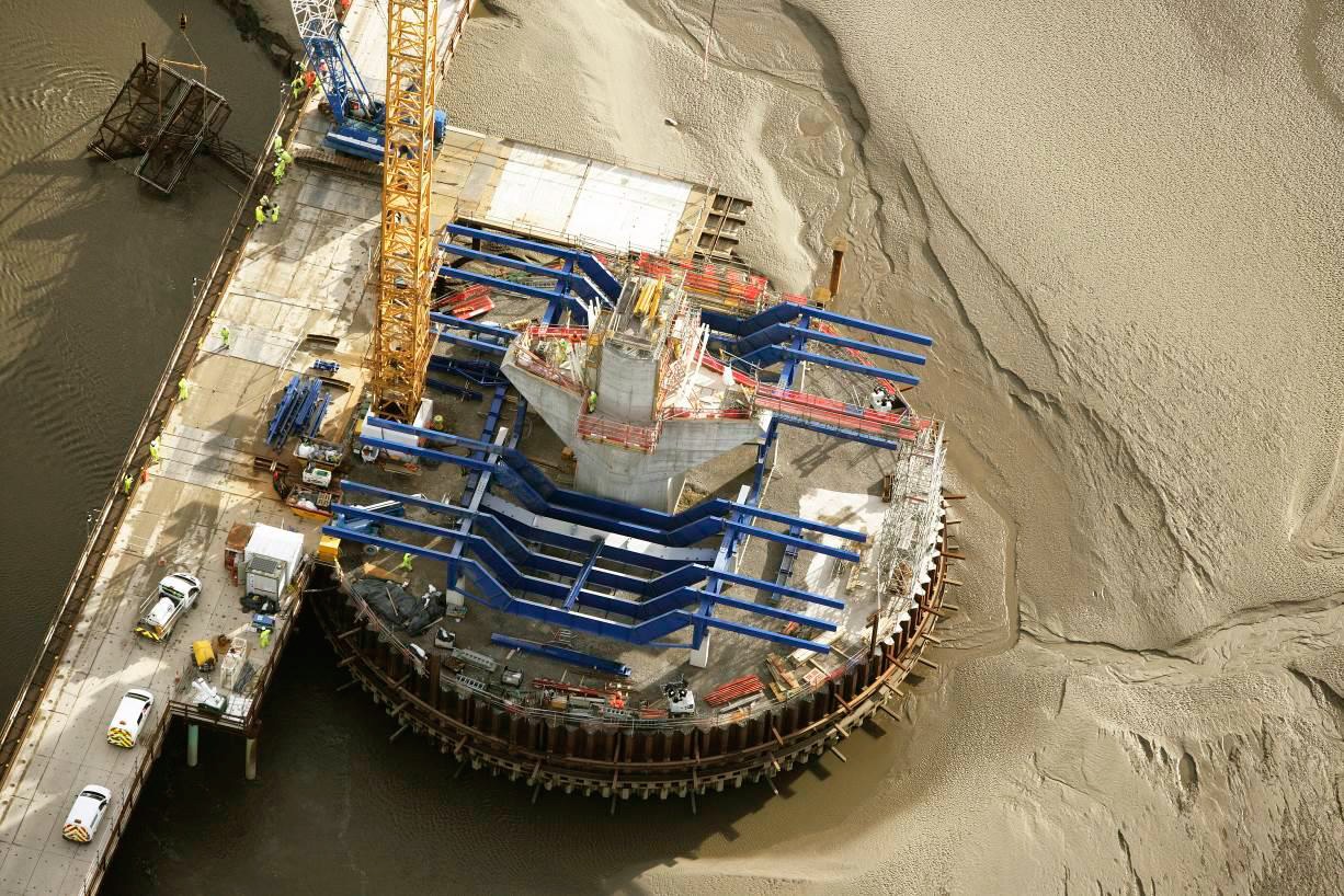 Continúa el ensamblaje de los carros de voladizo para el tramo atirantado en el estuario de Mersey