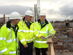 El Ministro de Sanidad visita las obras del Nuevo Hospital de Referencia en Enniskillen
