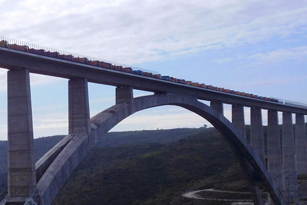 El viaducto construido por FCC sobre el río Almonte para Adif realiza prueba de carga