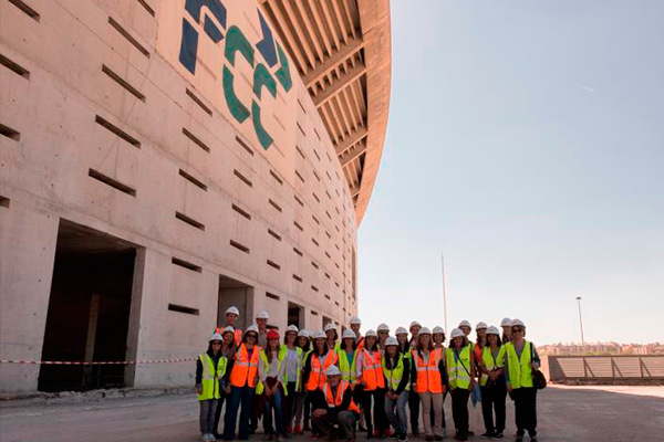 Newly started technicians from the National Institute of Health and Safety at Work pay visit to Estadio La Peineta