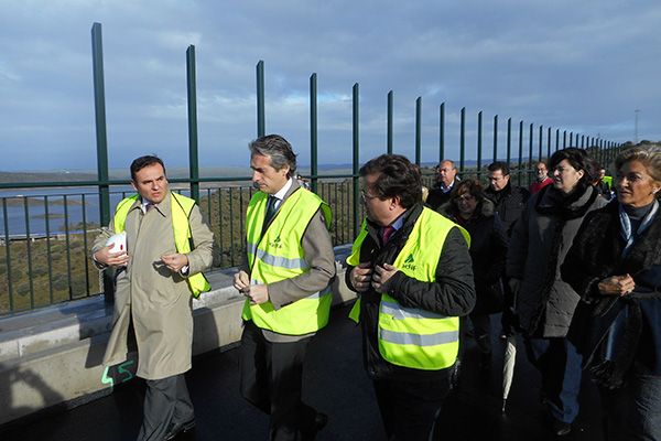 El ministro de Fomento visita las obras del viaducto del Almonte, construido por FCC