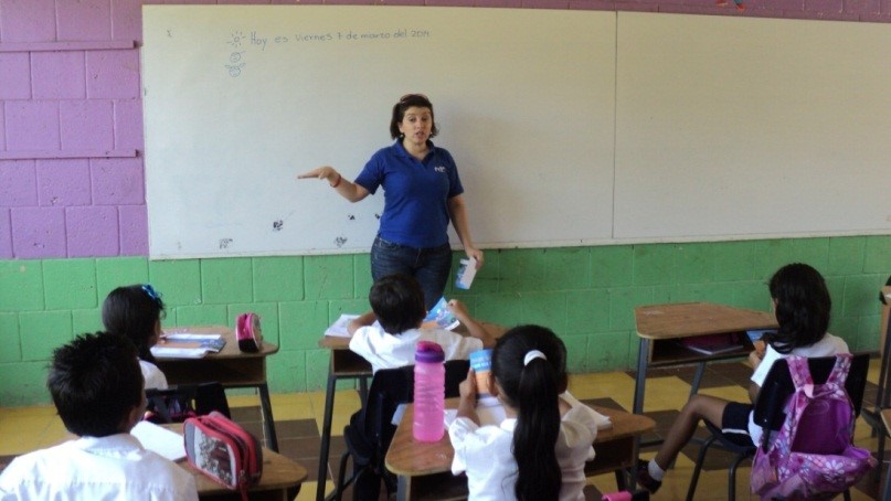 Exposición entre los niños escuela de la zona