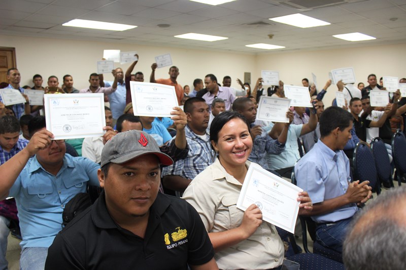 FCC y el INADEH culminan con éxito capacitación de nuevos operadores de equipo pesado