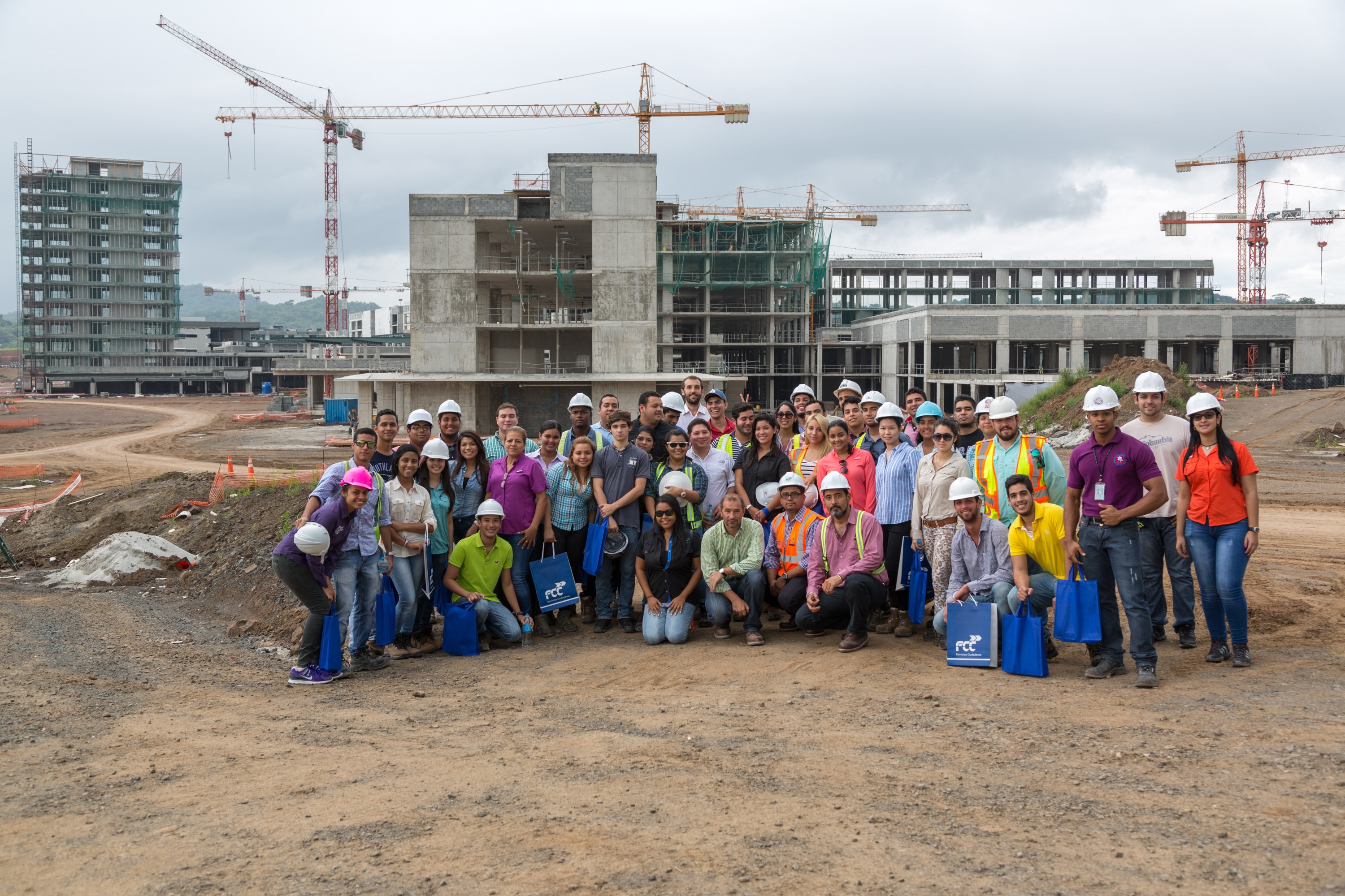 Estudiantes de la USMA visitan la Ciudad de la Salud, obra que FCC Construcción desarrolla en Panamá