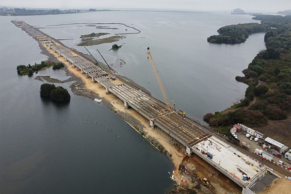 FCC Construcción begins installing the oversized beams on the Industrial Bridge (Chile)